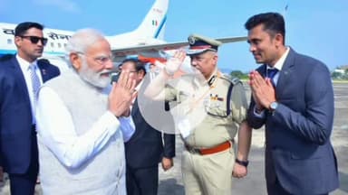 పుట్టపర్తిలో సత్యసాయి జయంతిలో పాల్గొనేందుకు వచ్చిన దేశ ప్రధాని నరేంద్ర మోడీకి స్వాగతం పలికిన ఎమ్మెల్యే పరిటాల సునీత