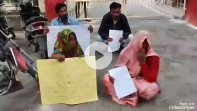 मिर्ज़ापुर: धर्मदेवा गांव के पीड़ितों ने विपक्षियों पर सरकारी खड़ंजा उखाड़कर मकान बनवाने का आरोप लगाया, कलेक्ट्रेट में दिया धरना