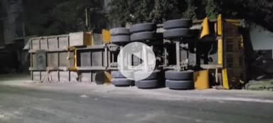 धामपुर: नहटौर में धामपुर मार्ग पर ईदगाह मोड़ के पास चावल से भरा ट्रक अनियंत्रित होकर सड़क किनारे पलटा