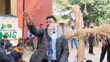 कांके: डॉ. श्यामा प्रसाद मुखर्जी विश्वविद्यालय में फीस वृद्धि के खिलाफ छात्रों का प्रदर्शन