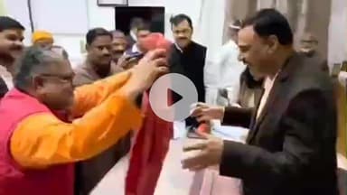 मिर्ज़ापुर: विंध्य पंडा समाज ने कलेक्ट्रेट में डीएम को चुनाव को लेकर सौंपा ज्ञापन, जनपद को नेशनल वाटर अवार्ड मिलने पर किया सम्मानित