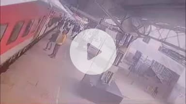 लाडपुरा: रेलवे स्टेशन के प्लेटफार्म नंबर 4 पर यात्री को हार्ट अटैक, पुलिस कांस्टेबल ने दिया सीपीआर, सीसीटीवी फुटेज आया सामने