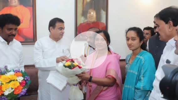 రాప్తాడు: పుట్టపర్తిలో ఎగువపల్లి రోడ్డు నిర్మాణానికి నిధులు ఇవ్వాలని కేంద్ర మంత్రి నితిన్ గట్కారికి వినత పత్రం ఇచ్చిన పరిటాల సునీత