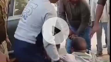 पट्टी: कोठियाही रतनमई में सरेराह पुलिस ने युवक को पीटा, हालत गंभीर, सोशल मीडिया पर हुआ वीडियो वायरल