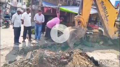 महाराजगंज: सदर कोतवाली के पास टूटा वाटर सप्लाई का पाइप, मरम्मत में जुटे कर्मी