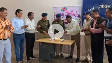 कोंडागांव: SP ऑफिस में केक काटकर मनाया गया T.I. टामेश्वर चौहान का जन्मदिन, SP और ASP भी रहे मौजूद
