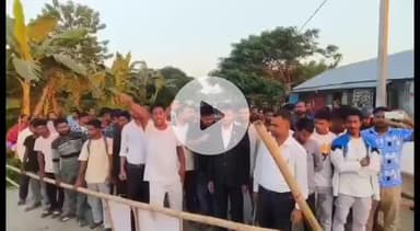 কলগাছিয়া: কলগাছিয়াৰ কৰাৰকুৰ বেকী দলংখত দুচকীয়া বাহন আৰু এম্বুলেন্স সেৱা মুকলি কৰি দিয়াৰ দাবীত ৰাইজৰ প্ৰতিবাদ