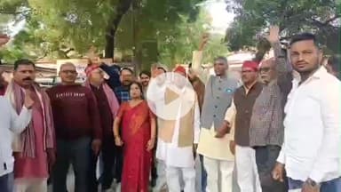 मिर्ज़ापुर: समाचार पत्रिका में मुलायम सिंह यादव के बारे में अभद्र समाचार छपने पर सपा के कार्यकर्ताओं ने कलेक्ट्रेट में पत्रिका जलाया