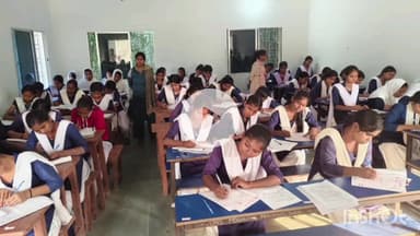 मनसाही: उत्क्रमित माध्यमिक उच्च विद्यालय मोहनपुर में मैट्रिक व इंटर की सेंटअप परीक्षा शुरू, बच्चों में दिखा उत्साह