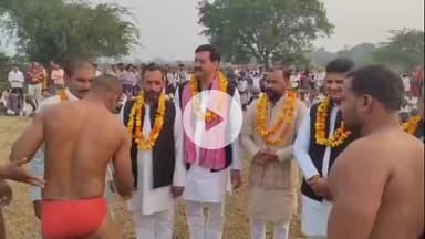 हमीरपुर: बिरखेरा के ब्रह्मदेव बाबा मेले में हुआ विशाल दंगल, सपा संस्थापक की मूर्ति का हुआ अनावरण