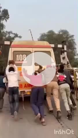 बहराइच: बहराइच में रास्ते में बंद हुई एंबुलेंस, लोगों ने धक्का देकर कराया स्टार्ट, वीडियो हुआ वायरल