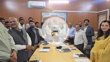 बाड़मेर: एसआईआर में बेहतर प्रदर्शन के लिए 14 बीएलओ को सम्मानित किया गया, मुख्य निर्वाचन अधिकारी ने बीएलओ मूलसिंह भाखर से संवाद किया