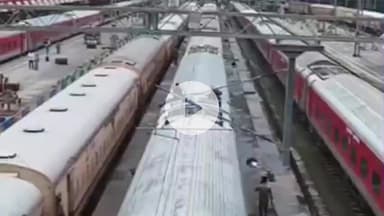 देहरादून: रेलवे स्टेशन पर खड़ी दून-सहारनपुर पैसेंजर के शौचालय से बाहर निकले युवक और किशोरी, जांच शुरू