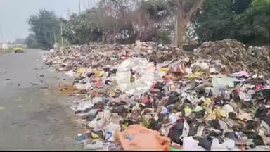 कोईलवर: कायमनगर अंडरपास के पास सड़क पर कचरे का अंबार, ग्रामीणों में आक्रोश