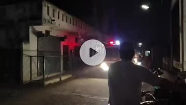 खंडवा नगर: खानशावली में बंद घर में लगी आग, मोहल्लेवालों ने ताला तोड़कर बड़ा हादसा टाला