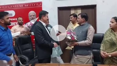 खंडवा नगर: दिल्ली में राष्ट्रपति द्वारा सम्मान लौटने पर खंडवा सांसद ने कलेक्टर ऋषभ गुप्ता और CEO डॉ. नागार्जुन गोंडा का स्वागत किया