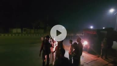 नरवर: अस्पताल के पास ट्रैक्टर-कार की टक्कर, कार क्षतिग्रस्त, दोनों ने एक दूसरे पर लगाए लापरवाही के आरोप