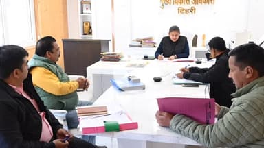 टिहरी: जन समस्याओं से संबंधित लंबित समाचारों की कार्रवाई रिपोर्ट को लेकर सीडीओ ने की बैठक