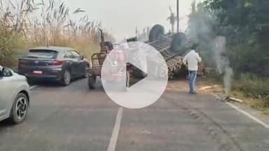 मुज़फ्फरनगर: खतौली गंग नहर पटरी मार्ग पर दिन निकलते ही लकड़ियों से भरी ओवरलोड ट्रैक्टर ट्राली पलटने से हुआ हादसा, चालक ने बचाई जान