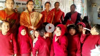 बलियापुर: प्रखंड उप प्रमुख ने आंगनबाड़ी केंद्र में बच्चों के लिए स्वेटर वितरित किए