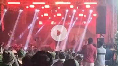 कोंडागांव: कोण्डागांव में सुप्रसिद्ध गायक सुनील सोनी के लाइव परफॉर्मेंस में उमड़ी भारी भीड़, कार्यक्रम में मचाई धूम