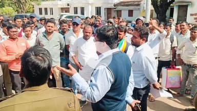 जगदलपुर: मंडी प्रांगण में आंदोलनरत सहकारी समिति और कंप्यूटर ऑपरेटर्स संघ को SDM ऋषिकेश तिवारी ने हटाया, कहा- अनुमति रद्द की गई है