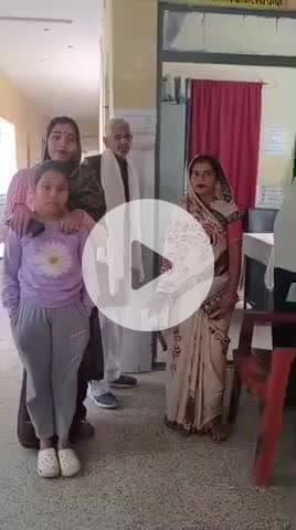 रसूलाबाद सामुदायिक स्वास्थ्य केंद्र में अधीक्षक अमित कुमार सिंह के हस्तांतरण के बाद वहां के कर्मचारी एएनएम वी आशाएं धरने