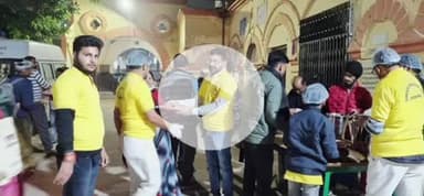 सुल्तानपुर: राष्ट्रीय सामाजिक सेवा संघ ने गुरुवार रात अस्पताल रेलवे स्टेशन पर निःशुल्क भोजन वितरण किया, स्वयंसेवियों ने बाटा