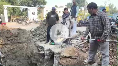 महाराजगंज: दूरसंचार कंपनी की लापरवाही से इंदिरानगर में पेयजल संकट, 17 मोहल्लों में हाहाकार