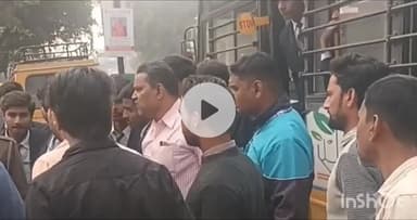 धामपुर: नहटौर में धामपुर मार्ग पर हल्दौर चौराहे के पास स्कूली बस में बैठ रहे छात्र के साथ तीन युवकों ने की मारपीट