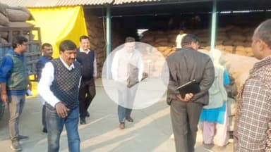 बहराइच: सलारपुर स्थित गल्ला मंडी पहुंचे डीएम अक्षय त्रिपाठी, धान क्रय केंद्र और स्ट्रांग रूम में बनाए गए कक्षों का किया निरीक्षण