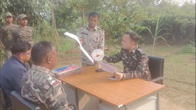 पीरटांड: डुमरी एसडीपीओ ने खुखरा थाने का निरीक्षण किया, लंबित मामलों को जल्द निपटाने का निर्देश दिया