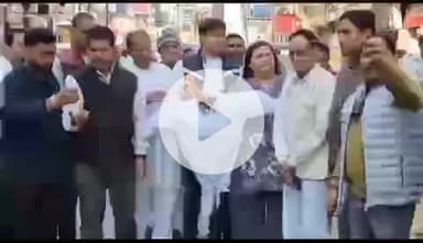 ऋषिकेश: रेलवे रोड पर कांग्रेस भवन के आगे भारतीय जनता पार्टी सरकार के खिलाफ कांग्रेस ने किया पुतला दहन प्रदर्शन