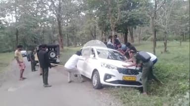 സുൽത്താൻബത്തേരി: പുൽപ്പള്ളി -ചേകാടി -കുറുവ റോഡിൽ കാറിന് നേരെ  കാട്ടാനയുടെ ആക്രമണം