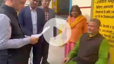 विशेष गहन पुनरीक्षण अभियान के अंतर्गत जिलाधिकारी ने पद्मश्री सम्मानित मतदाता से की मुलाकात