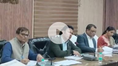 शामली: डीएम ने विकास भवन में लापरवाह अधिकारियों को लगाई कड़ी फटकार, ज्येष्ठ गन्ना विकास निरीक्षक को नोटिस देने के निर्देश