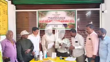 ఇబ్రహీంపట్నం: మేడిపల్లి సహకార సంఘం ఆవరణలో ఉద్యాన శాఖ ఆధ్వర్యంలో ఆయిల్ పామ్ పంట సాగుపై శిక్షణ కార్యక్రమం