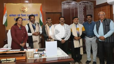 पन्ना: जिला निर्वाचन अधिकारी ने शत प्रतिशत कार्य पूर्ण करने पर चार बीएलओ को सम्मानित किया