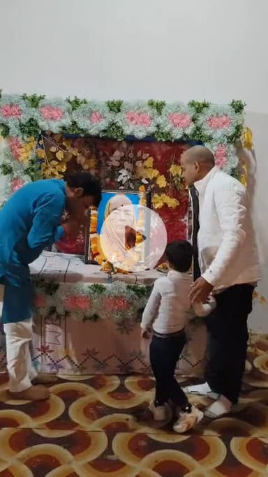 पट्टी: ग्राम आमी सराय, बंधवा में अधिवक्ता अजीत शर्मा की दादी जी की तेरहवीं कार्यक्रम में दिनेश तिवारी ने पहुंचकर श्रद्धांजलि अर्पित किया।