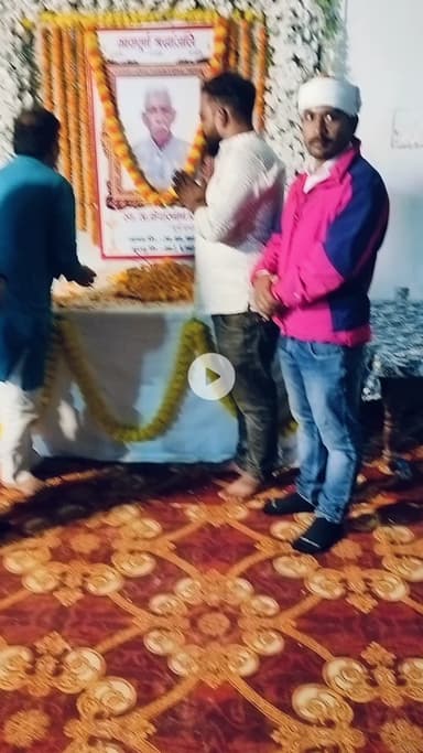 पट्टी:ग्राम भीखमपुर में भरत सिंह पप्पू के चाचाजी स्व केदार नाथ सिंह की तेरहवीं में जिलाध्यक्ष दिनेश तिवारी ने पहुंचकर श्रद्धांजलि अर्पित किया।