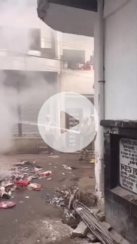 जौनपुर: ताड़तला मोहल्ले में ट्रांसफॉर्मर में लगी आग, समय पर पहुंची दमकल टीम ने बचाई बड़ी दुर्घटना