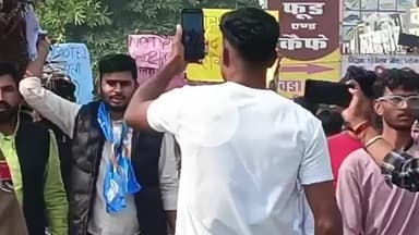 दौसा: पीजी कॉलेज के विद्यार्थियों ने किया विरोध प्रदर्शन, निकाली वीसी की शव यात्रा, आगरा रोड पर जमकर किया विरोध