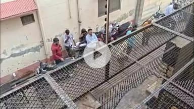 मथुरा: द्वारकेश कॉलोनी में रंजिश के चलते महिला के घर में पेट्रोल छिड़ककर आग लगाने का प्रयास, CCTV में कैद