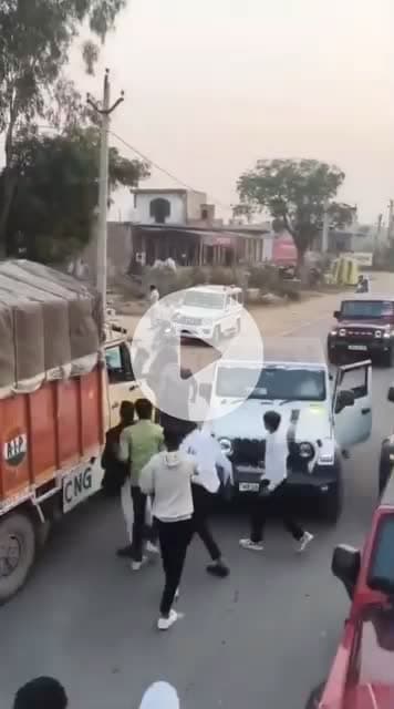 हम तो ऐसे ही चलेंगे, इनका कहना।