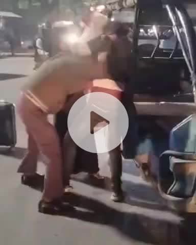 कानपुर: गुजैनी थाना क्षेत्र के रामगोपाल चौराहे में नशेबाजी को लेकर बीच चौराहे पर चले लात-घुसे, वीडियो हुआ वायरल