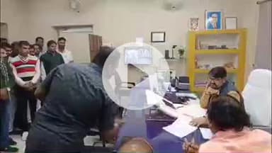 लाडपुरा: बिजली कर्मचारियों ने लंबित मांगों को लेकर नयापुरा स्थित बिजली विभाग कार्यालय पर रैली निकालकर किया प्रदर्शन