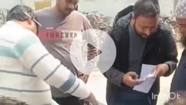 बिधूना: अछल्दा में मतदाता सूची के लिए बीएलओ घर-घर जाकर लोगों को फॉर्म कर रहे वितरण