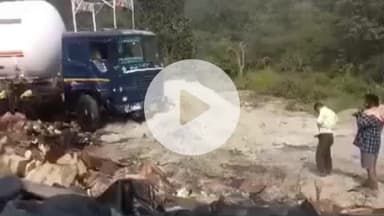 कोडरमा: कोडरमा घाटी: रिफाइन ट्रक और गैस टैंकर की टक्कर के बाद, ग्रामीणों में रिफाइंड लूटने की होड़