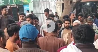 धामपुर: नहटौर में नगर पालिका ने पुलिस के साथ अतिक्रमण हटाओ अभियान चलाया, जेसीबी से कई दुकानों के टीन शेड भी हटाए गए