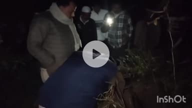 धामपुर: शेरकोट के मुस्तफापुर तैय्यब में कब्रिस्तान में एक पुरानी धसी हुई कब्र में युवक सोता हुआ मिला, पुलिस मौके पर पहुंची